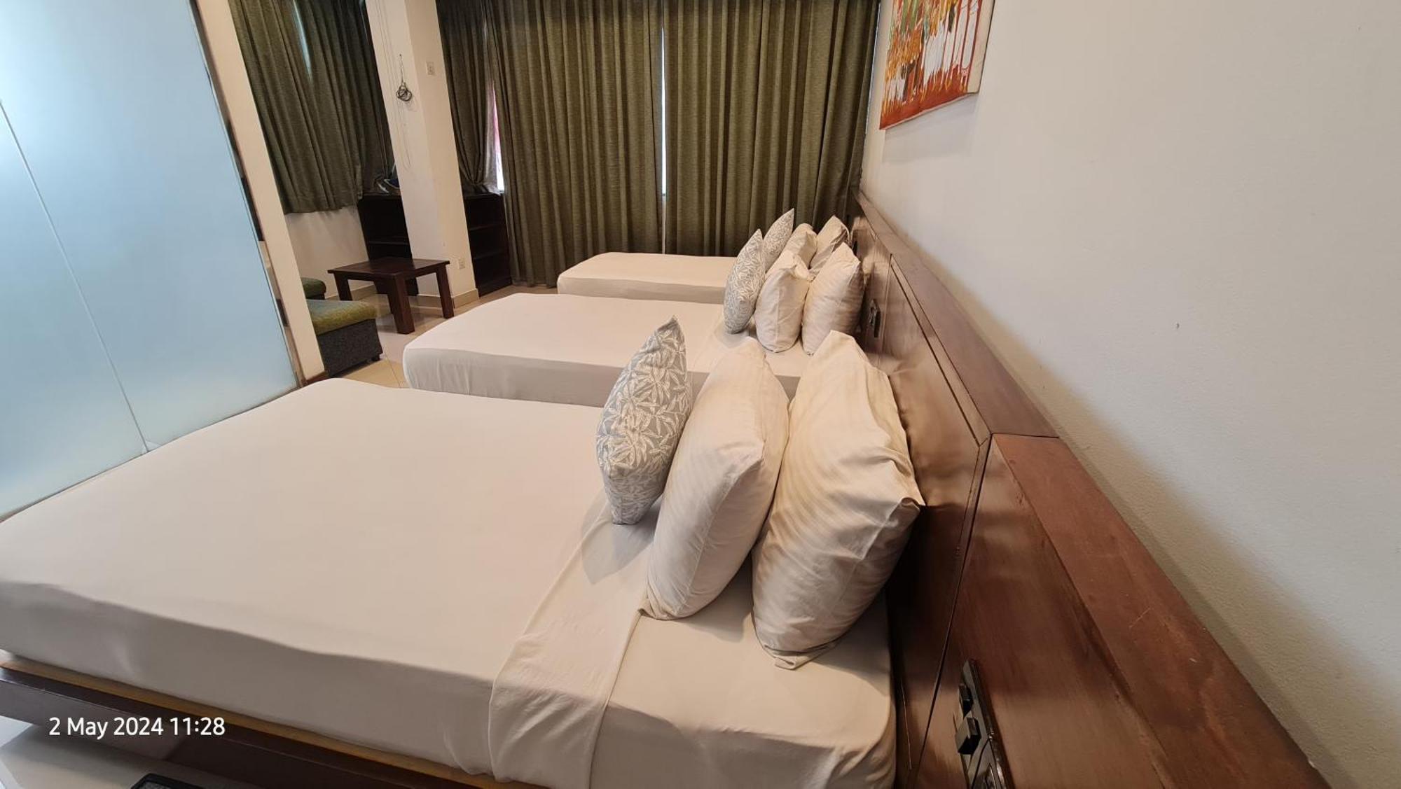 Quick Stop Inn Канди Екстериор снимка