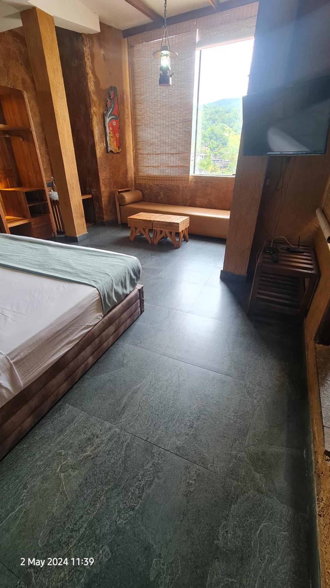Quick Stop Inn Канди Екстериор снимка